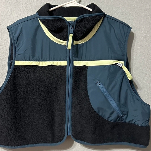 Free People Movement Hit the Slopes Cropped Fleec sz-M nwot Vest 2 front pockets - Picture 2 of 6